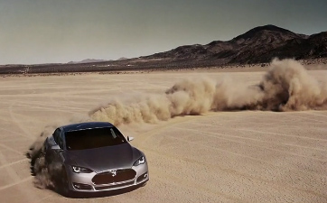 Das Elektroauto Tesla Model S in der Wüste. Bildquelle: david holm / vimeo