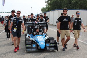 Dies ist das Team ETSEIB E-Motorsport von der Barcelona UPC  mit ihrem Elektrorennwagen, das E vor der Nummer zeigt, dass es sich um ein Fahrzeug mit Elektroantrieb handelt.