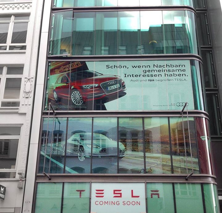 Mit diesem Plakat begrüßt Audi das US-Unternehmen Tesla Motors. Bildquelle: Audi