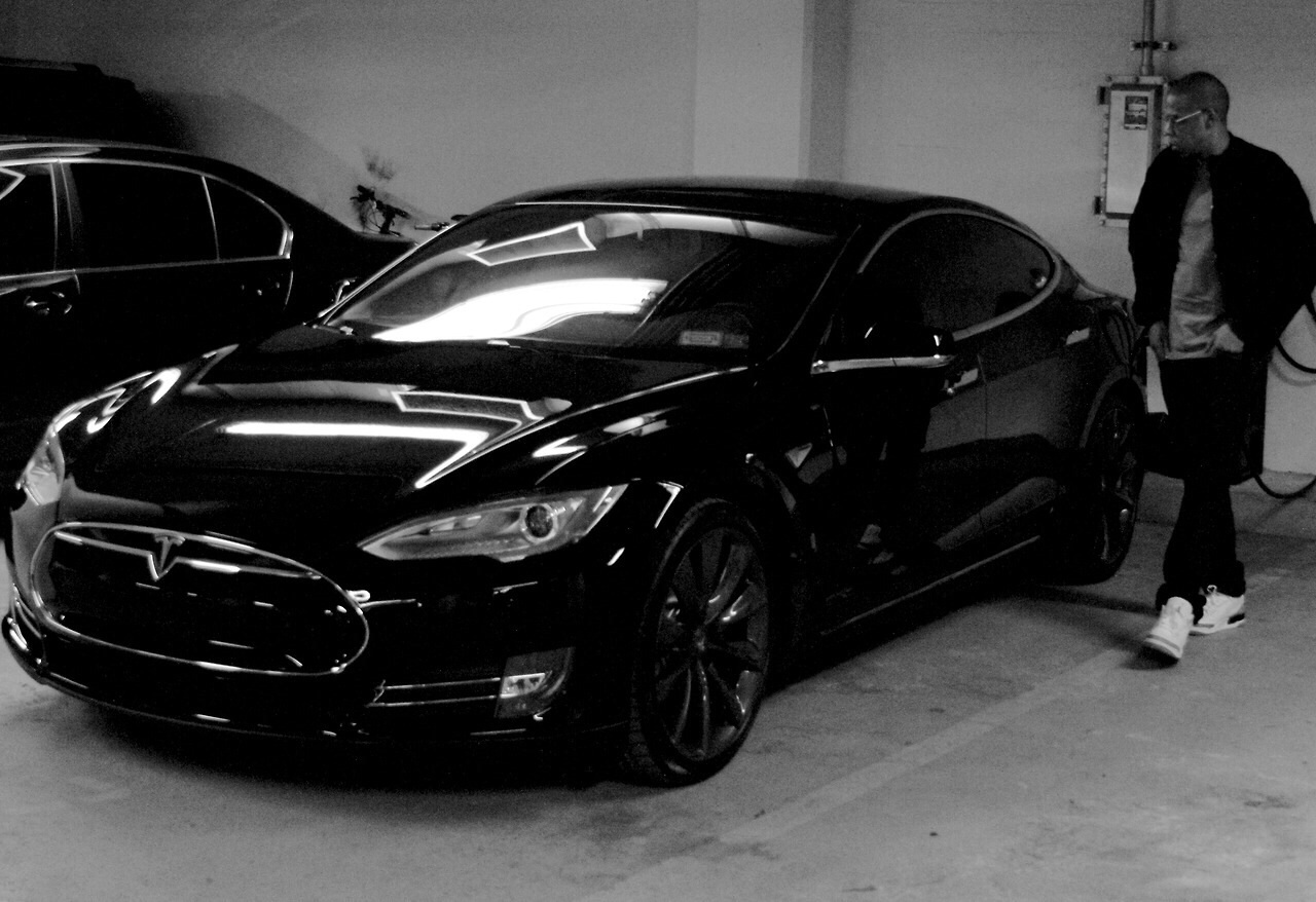 Jay Z und das Elektroauto Tesla Model S.