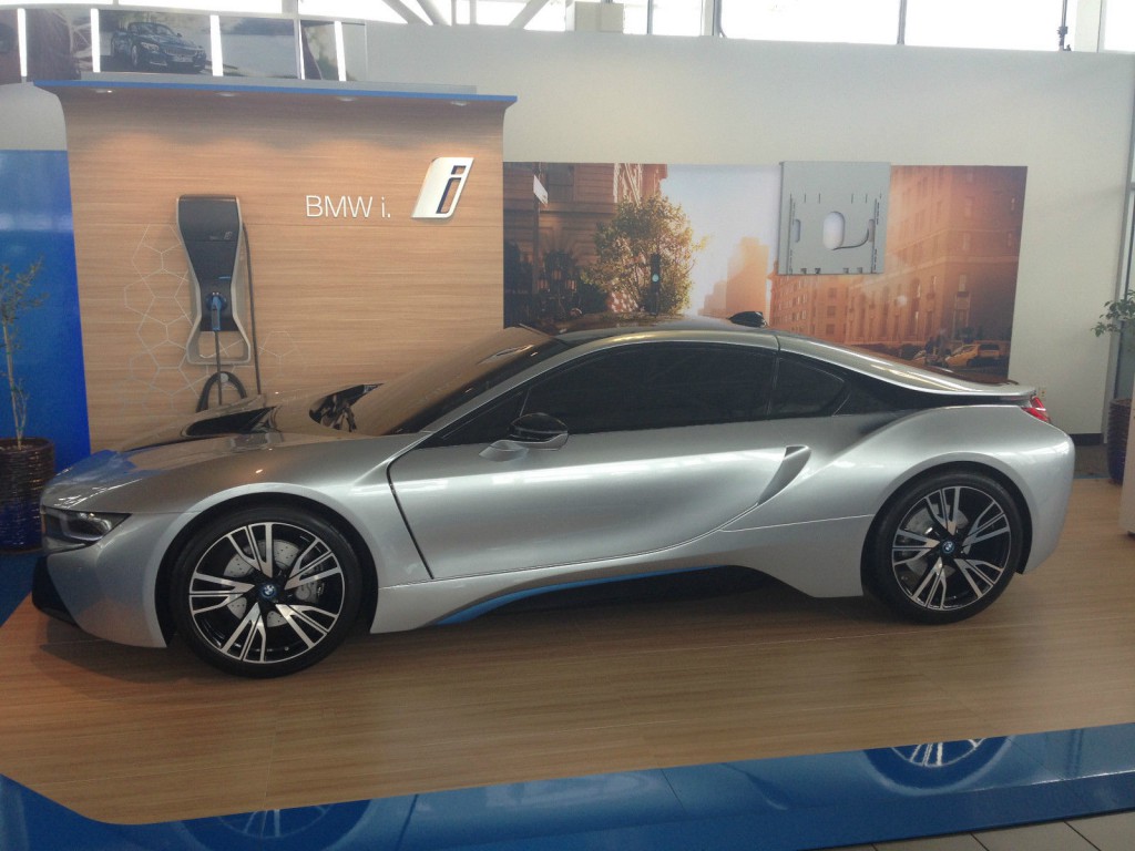 Auch wenn es wie das echte Plug-In Hybridauto BMW i8 aussieht, handelt es sich nur um eine Nachbildung aus Fieberglas.   Bildquelle: laurel_bmw_westmont / ebay