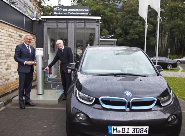 Am 19. September 2014 wurde das Elektroauto BMW i3 von Wolfgang Büchel (Leiter der BMW Niederlassung Berlin) an Museumsdirektor Prof. Dr. Dirk Böndel (rechts im Bild) übergeben. Bildquelle: BMW