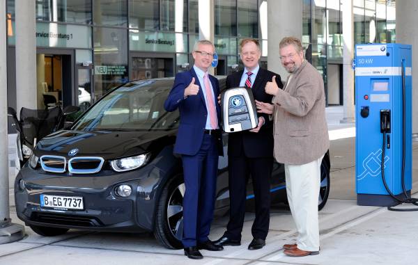 Von links nach rechts: Staatssekretär Guido Beermann, Senatsverwaltung für Wirtschaft, Technologie und Forschung, Alexander Thorwirth, Leiter Vertrieb an Behörden, Einsatz- und Sicherheitsfahrzeuge bei der BMW Group und Staatssekretär Andreas Statzkowski, Senatsverwaltung für Inneres und Sport, vor dem neuen BMW i3 des Berliner Senats (09/2014). Bildquelle: BMW Group