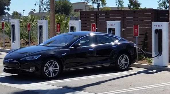 Elektroauto Tesla Model S an einer Supercharger genannten Ladestation. Bildquelle: Tesla Motors / Twitter