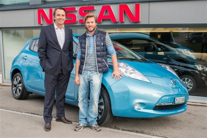 Cedric Diserens (links im Bild, Geschäftsführer von Nissan Schweiz) übergibt an Nick Heidfeld (rechts im Bild) das Elektroauto Nissan Leaf. Bildquelle: Nissan