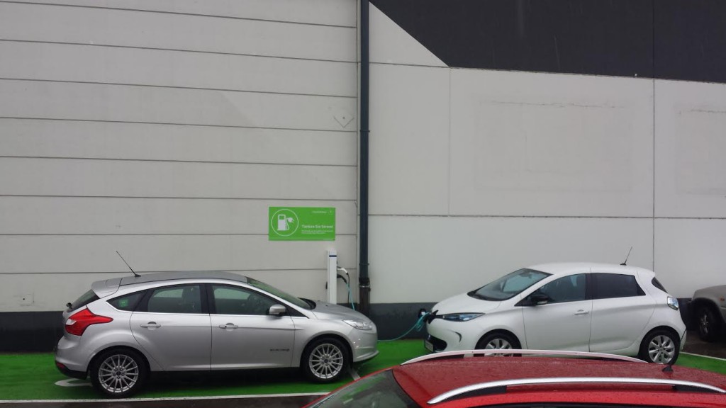2 Elektroautos vor einer Ladestation. Bildquelle: James