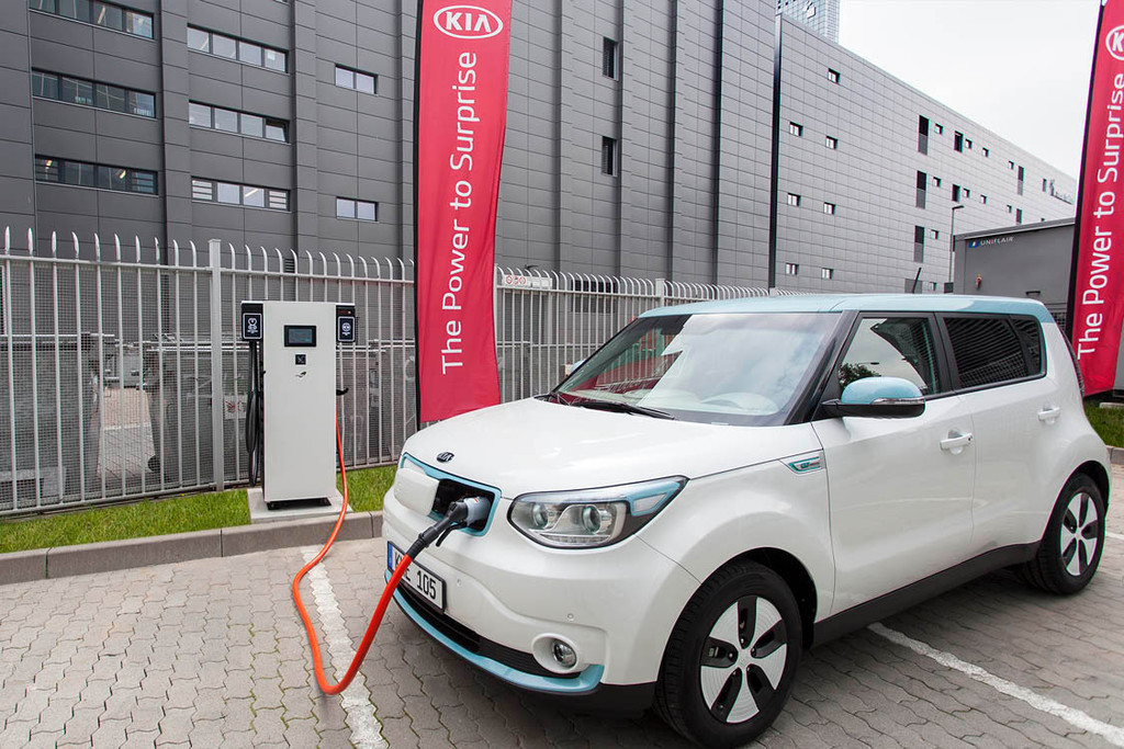 Kia nimmt in Europa seine erste Schnellladestation für Elektroautos in Betrieb. Davor sieht man das Elektroauto Kia Soul EV. Bildquelle: Kia