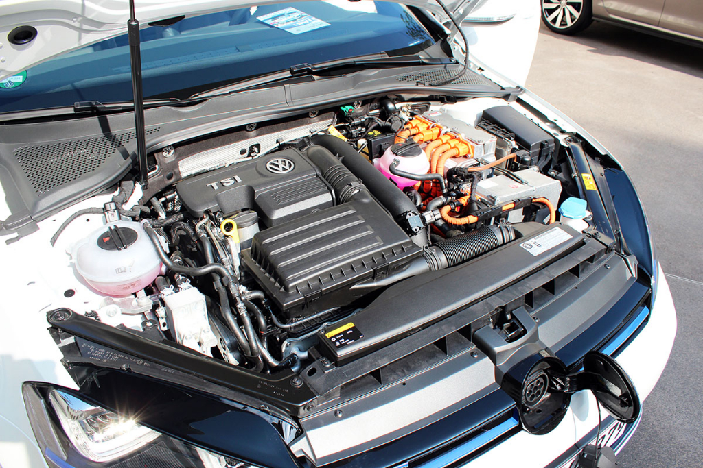 Plug-In Hybridauto VW Golf GTE links