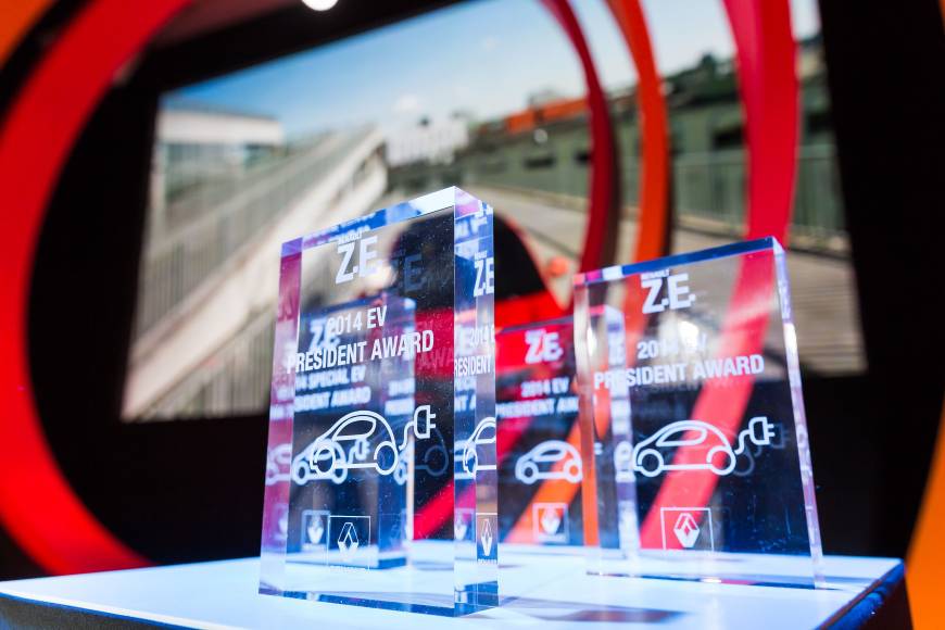 So sehen die Z.E. Award aus, welche 2 Partner für ihr Engagement und hohe Elektroautoverkaufszahlen erhalten haben. Bildquelle: Renault