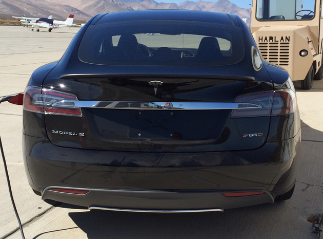 Sieht man hier das Heck des neuen Fahrzeugs, welches Tesla Motors am 9. Oktober der Öffentlichkeit präsentieren will? Bildquelle: teslamotorsclub.com / adelman