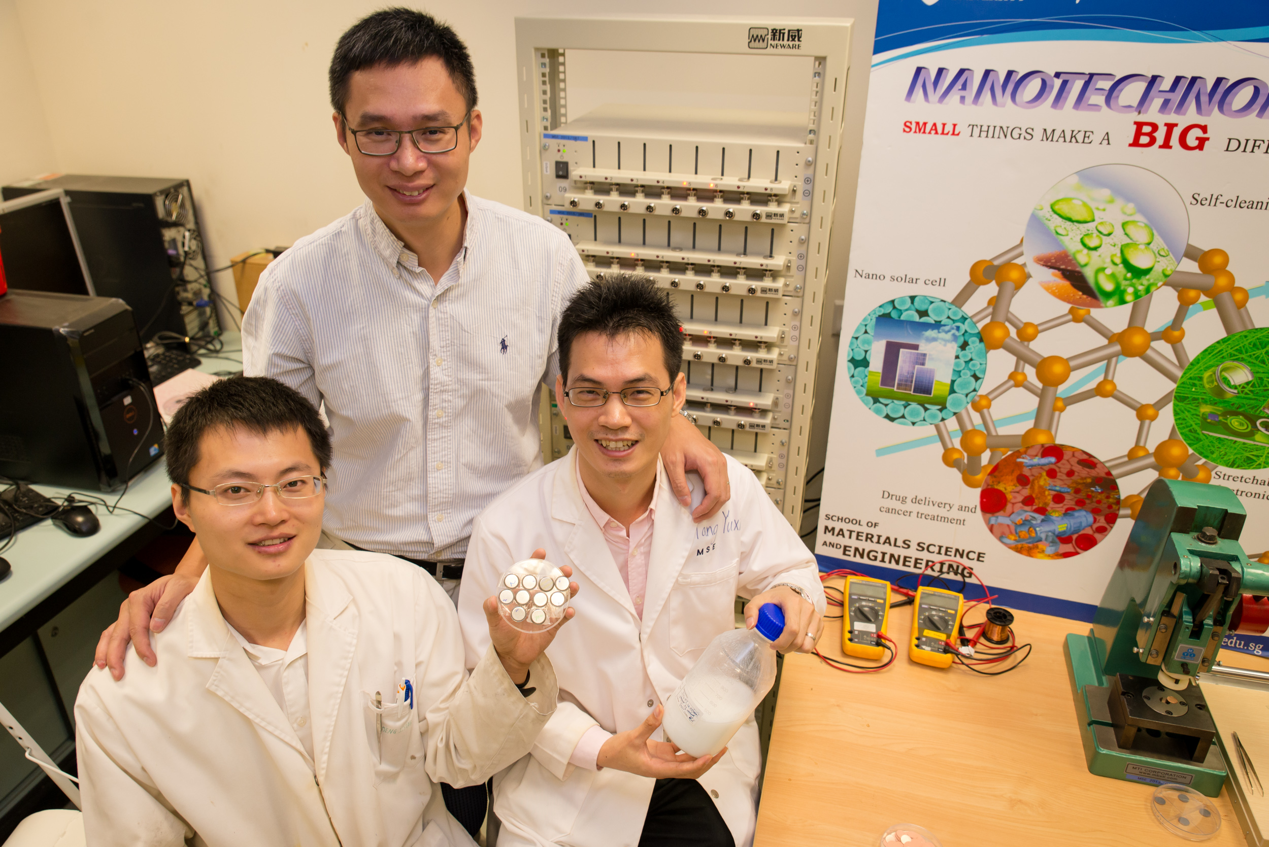 Hier sind die Wissenschaftler, welche die neue Titandioxid-Anode entwickelt haben, in der Mitte steht NTU-Forscher Chen (Mitte) zwischen seinen Kollegen. Bildquelle: NTU