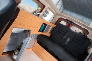 Das Bett kann aber auch aus dem Blickfeld verschwinden. Elektroauto Nissan e-NV200 kann nun auch als Camping-Van gekauft werden. Bildquelle: Hillside Leisure