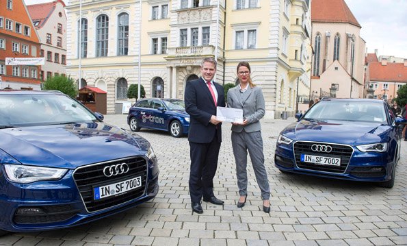Heute übergab Bettina Bernhardt (rechts), Leiterin Audi mobility, dem Oberbürgermeister der Stadt Ingolstadt, Dr. Christian Lösel (links), drei Audi A3 Sportback g-tron-Modelle für den kommunalen Fuhrpark. Bildquelle: Audi