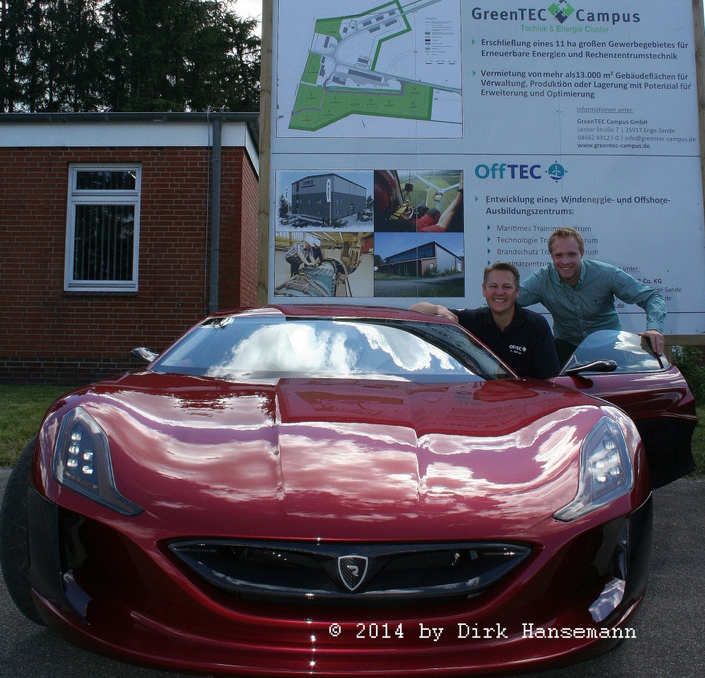 Hier sind Jens Pölling - Vocke (Rimacs Vertriebschef), Marten Jensen (GreenTEC Campus GmbH) und das Elektroauto Rimac Concept_One7 zu sehen. Bildquelle:  Dirk Hansemann