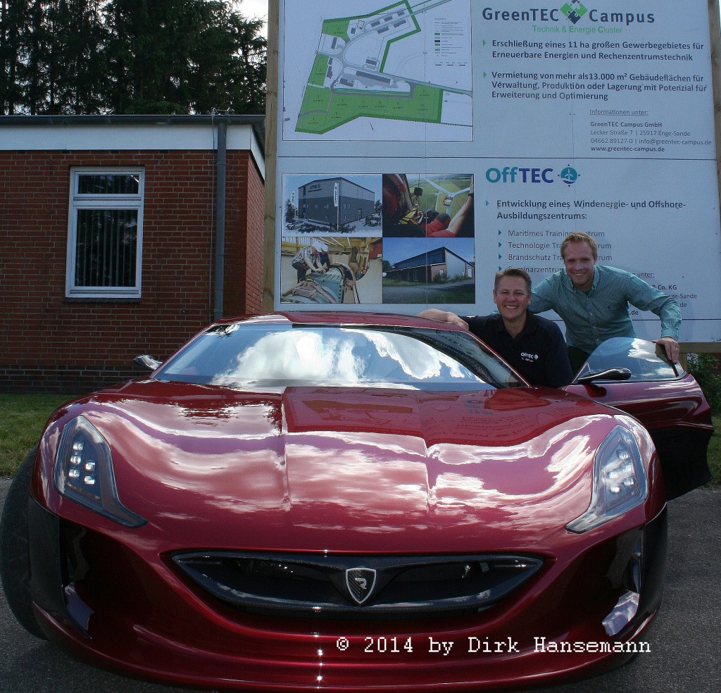Hier sind Jens Pölling - Vocke (Rimacs Vertriebschef), Marten Jensen (GreenTEC Campus GmbH) und das Elektroauto Rimac Concept_One7 zu sehen. Bildquelle: Dirk Hansemann