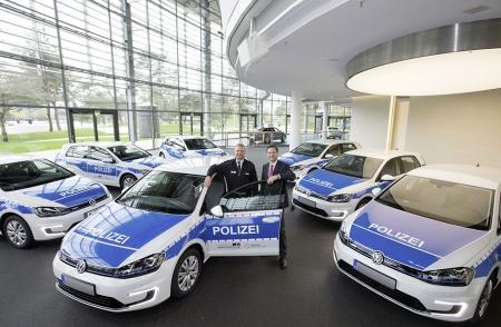 Rico Wiersig (l.), Fuhrparkmanagement Polizei Niedersachsen, nahm heute die Fahrzeuge stellvertretend für die Polizei Niedersachsen von Sebastian Wilhelms, Leiter Fahrzeugauslieferung Autostadt Wolfsburg, entgegen. Bildquelle: Volkswagen AG