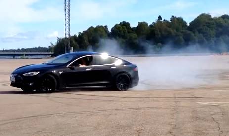 Mit dem Elektroauto Tesla Model S kann man auch driften. Bildquelle: 4WheelsofLux / Youtube.com