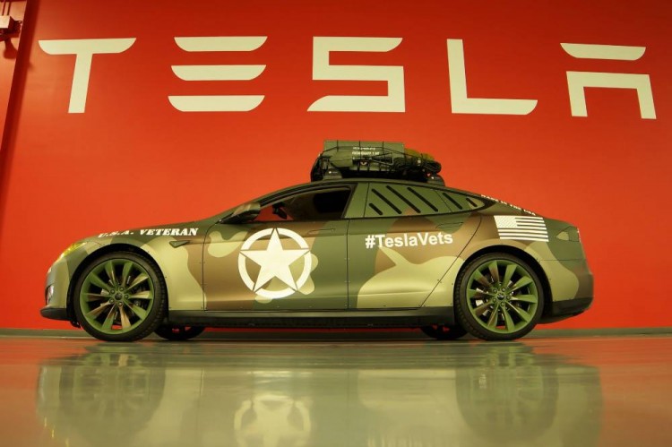 Elektroauto Tesla Model S im Militärlook. Bildquelle: Tesla Motors