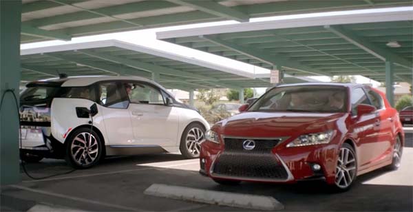 Links steht das Elektroauto BMW i3 und rechts das Hybridauto Lexus ct 200h. Bildquelle: Screenshot Lexus/Youtube