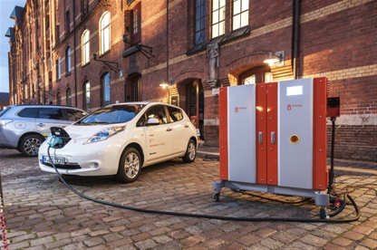 Elektroauto Nissan Leaf und DIVA (rechts)„ Vehicle-to-Grid“ Technologie. Bildquelle: Nissan
