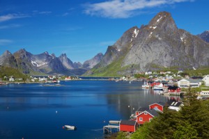 In Norwegen werden viele Elektroautos verkauft. Hier sieht man das Dorf Reine in Norwegen. © harvepino - Fotolia.com