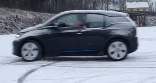 Elektroauto BMW i3 beim Driften im Winter. Bildquelle: Screenshot Youtube, Benutzer: Dee Jay