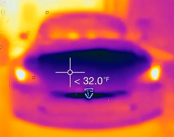 Elektroauto Tesla Model S mit Wärmebildkamera gefilmt