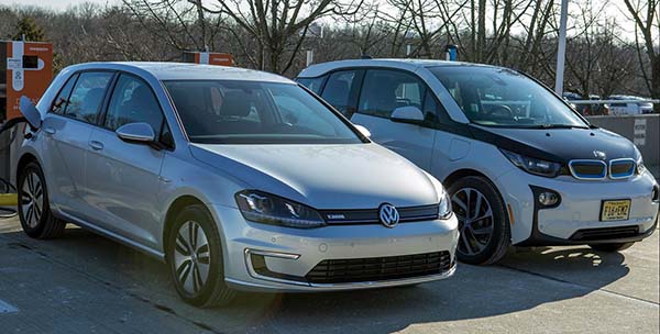 Die zwei Elektroautos VW e-Golf und BMW i3 vor den Schnellladestationen von ChargePoint. Bildquelle: insideevs.com