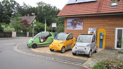 3 Elektroautos © atimedia (CC0-Lizenz)/ pixabay.com
