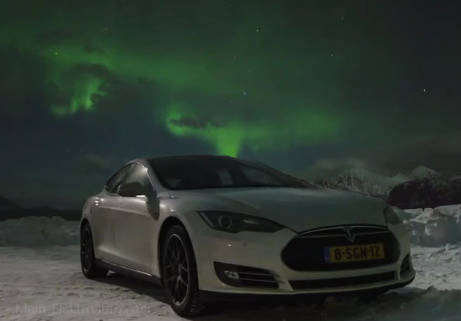 Das Elektroauto Tesla Model S und im Hintergrund sind die Polarlichter. Bildquelle: Youtube, Kanal: Thilo Bubek