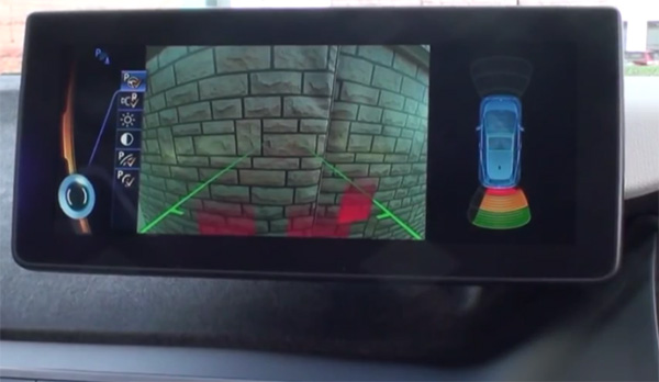 Kollisionsvermeidungsassistent beim Elektroauto BMW i3. Bildquelle: Screenshot Youtube. Videoquelle: BMW