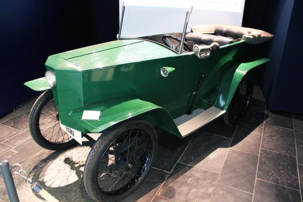 Elektroauto Hawa EM 3 aus dem Jahr 1922, die Höchstgeschwindigkeit liegt bei 21 km/h und die Reichweite bei ca. 70 Kilometern. 
