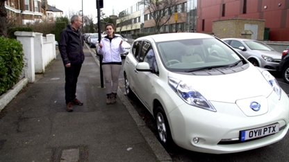 Robert Llewellyn und das Elektroauto Nissan Leaf. Bildquelle: Nissan