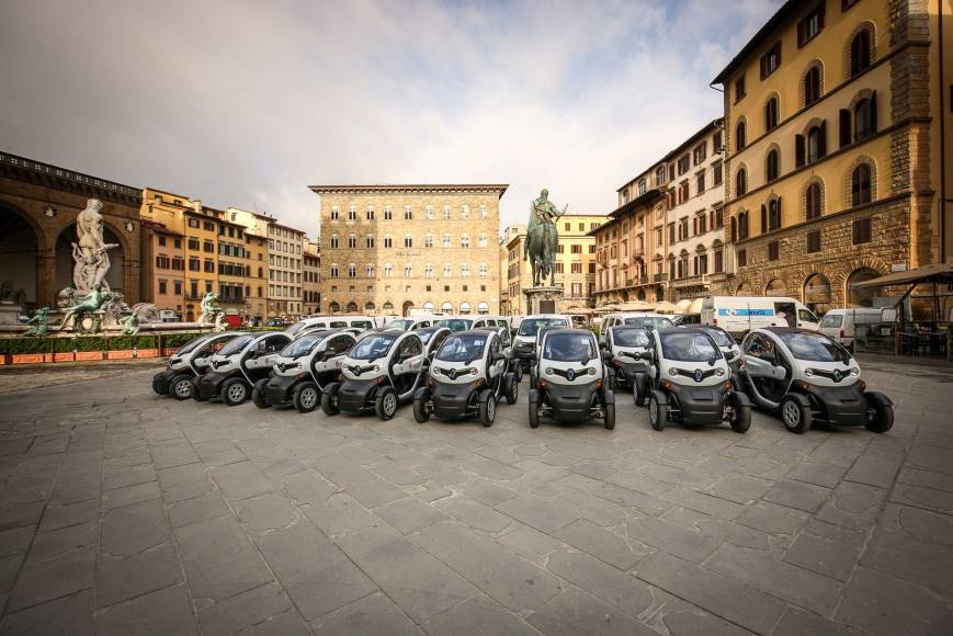 Das Elektroauto Renault Twizy wurde über 15.000 mal verkauft. Hier sieht man ein paar Einheiten des Twizy in Florenz. Bildquelle: Renault