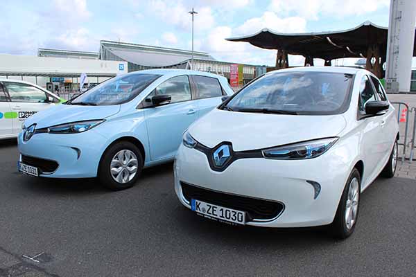 Symbolbild. Zwei Exemplare des Elektroauto Renault Zoe auf der CeBit in Hannover.