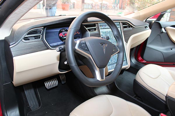Elektroauto Tesla Model S P85, so sieht es im Wageninneren aus.