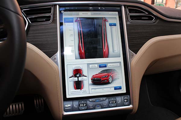 Nicht jeder Hersteller eines Elektroauto spendiert seinem Stromer ein Touchscreen, wie man ihn im E-Auto Tesla Model S P85 vorfindet.