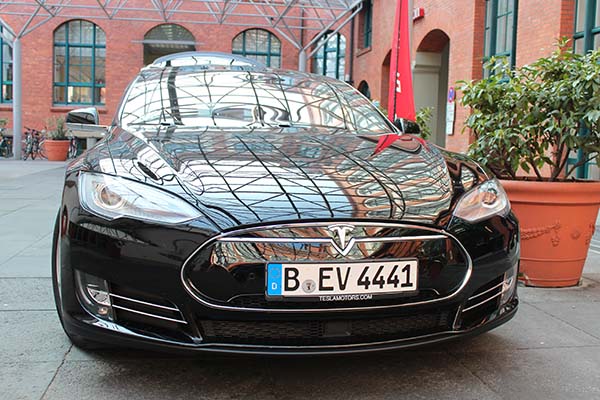 Elektroauto Tesla Model S schwarz