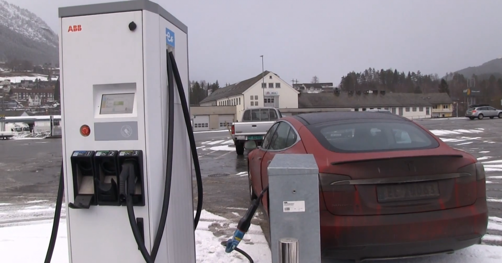 Das Elektroauto Tesla Model S an einer CHAdeMO Ladestation. Bildquelle: Bjørn Nyland  (Youtube)