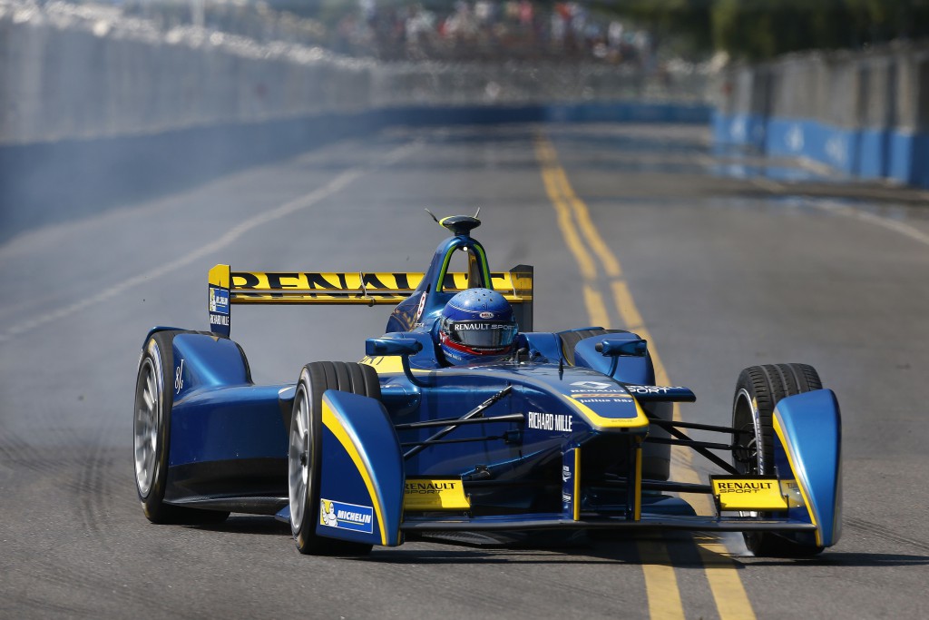 Hier ist Nicolas Prost im Formel E Rennfahrzeug in  Argentinien unterwegs. Bildquelle: Renault