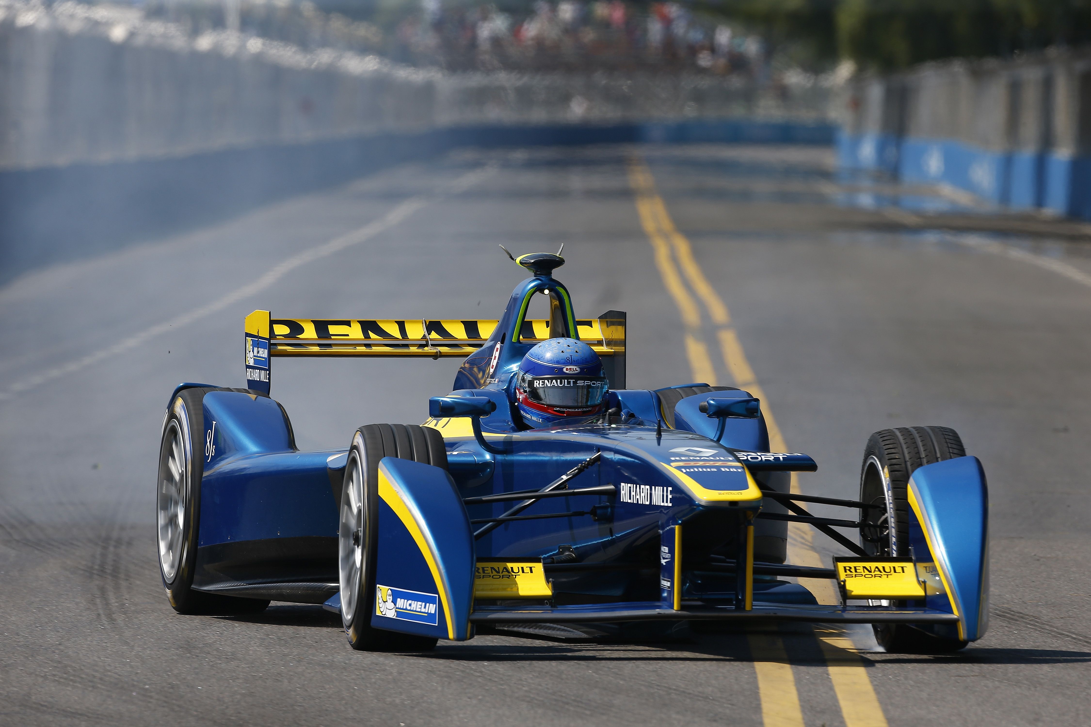 Hier ist Nicolas Prost im Formel E Rennfahrzeug in Argentinien unterwegs. Bildquelle: Renault