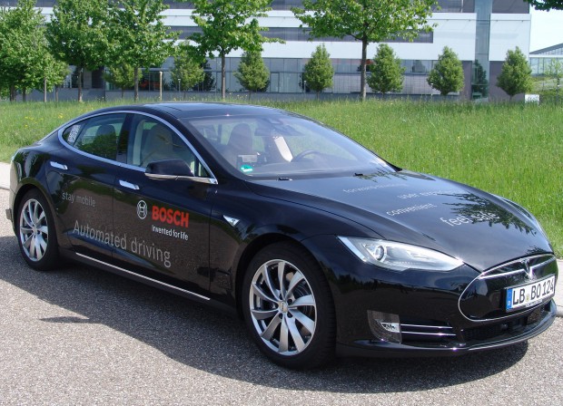 Bosch hat zwei Exemplare des Elektroauto Tesla Model S zu autonom fahrenden PKW umgebaut. Bildquelle: Bosch