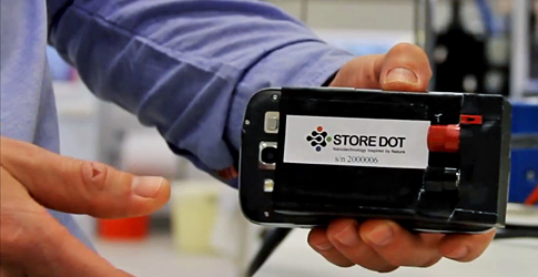 Dies ist die Smartphonebatterie, 7.000 solcher Zellen werden in der Batterieeinheit für Elektroautos eingesetzt. Bildquelle: StoreDot