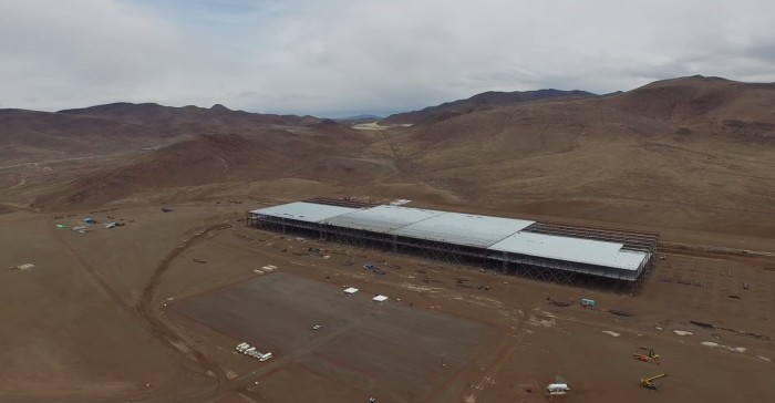 Eine Drohne hat ein beeindruckendes Video von der Tesla Gigafactory aufgenommen. Bildquelle: Screenshot vom Youtubevideo, Kanal: Quick Laptop Cash