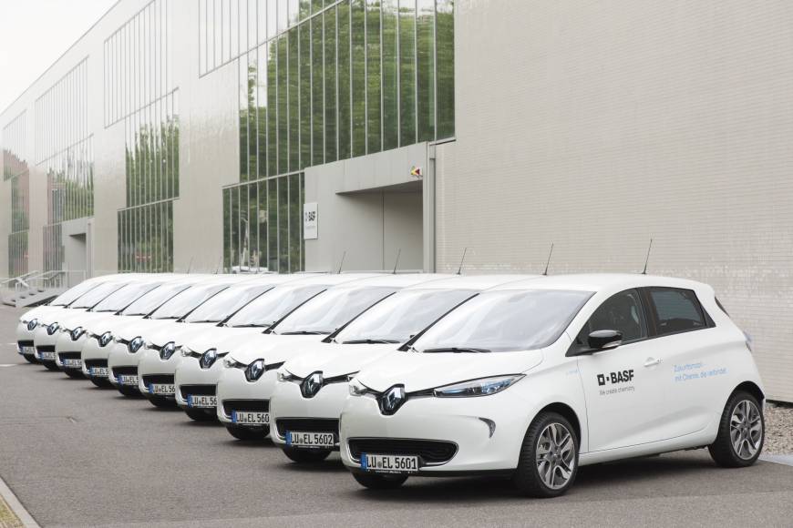 Hier sieht man ein paar der BASF-Firmenfahrzeuge, es handelt sich um das Elektroauto Renault Zoe. Bildquelle: Renault