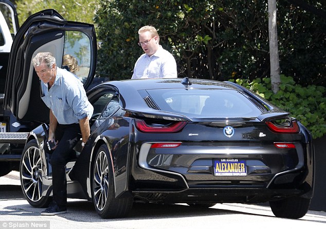 Pierce Brosnan steigt aus dem Plug-In Hybridauto BMW i8 aus. Bildquelle: Splash News