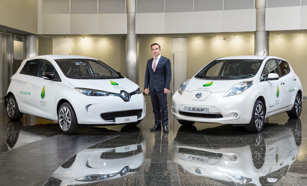 ZOE, Nissan LEAF, Renault, Carlos Ghosn (Präsident und Chief Executive Officer Renault) inmitten der zwei Elektroautos Nissan Leaf (rechts) und Renault Zoe (links). Bildquelle: Nissan-Renault