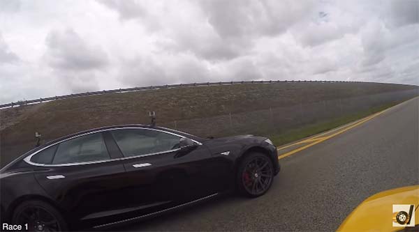 Drag Race Video Elektroauto Tesla Model S P85D Versus McLaren 650S. Bildquelle: Screenshot Youtube.com, User: DragTimes