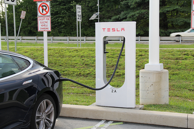 Elektroauto Tesla Model S Supercharger. Bildquelle: FlickR (User: jecoopr)