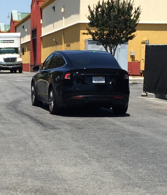 Erlkönigfoots des Elektroauto Tesla Model X. Die Aufnahme ist bei dem Gilroy Supercharger in Kalifornien (USA) entstanden. Bildquelle: Sluggo (http://www.teslamotorsclub.com)